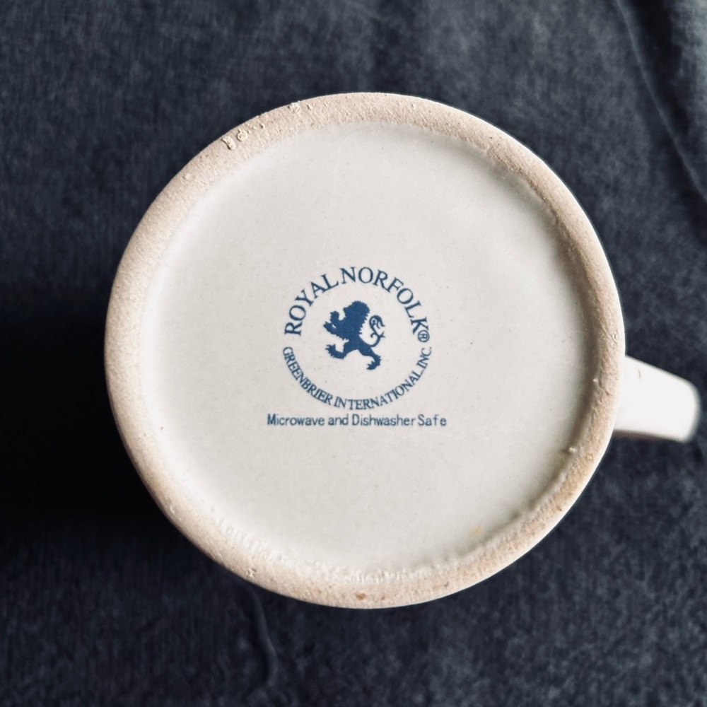 🧨Christmas Decor Coffee Mug ((SEND ANY OFFER OVER OVER $8‼️)) 🧨 - Picture 2 of 4